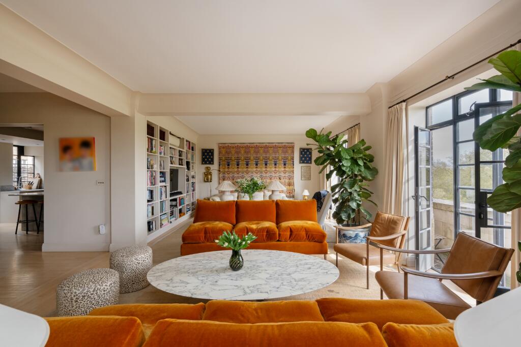 4 bedrooms Apartment in London, United Kingdom No. 13087