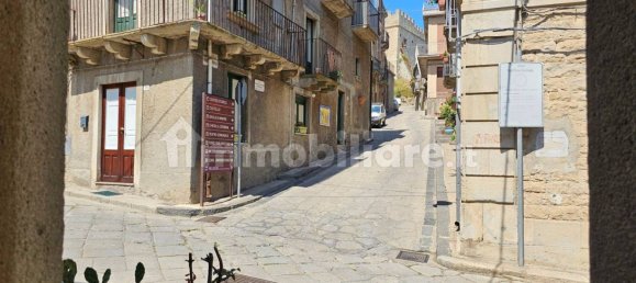 Замки и поместья с 3 спальнями в Монтальбано Эликона, Италия № 321018 26