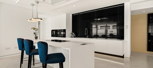 4 bedrooms Penthouse in Estepona, Spain No. 2983 10