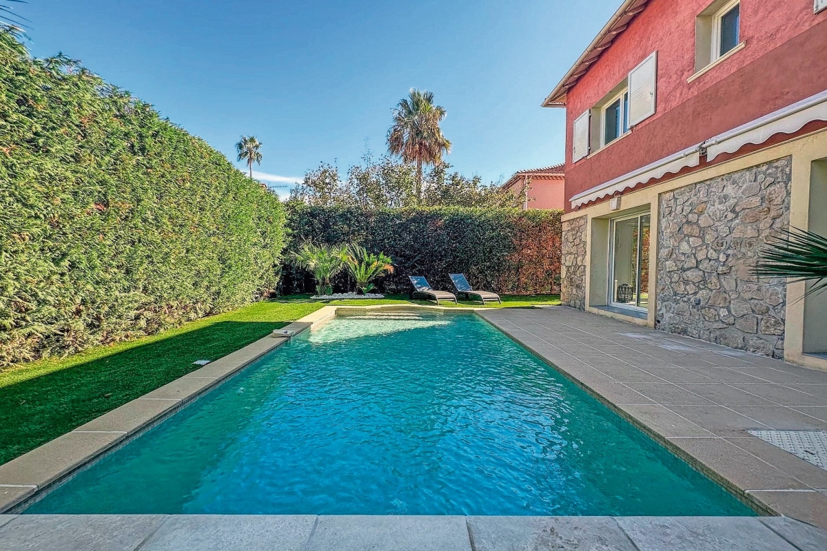 5 rooms Villa in Antibes, France No. 339460