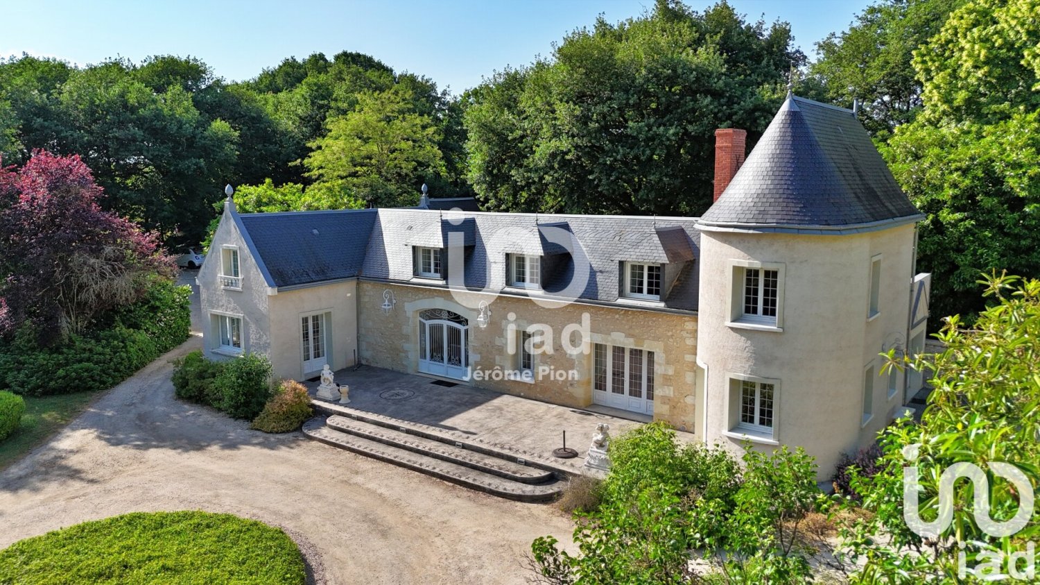 6 chambres Maison à Monnaie, France No. 55822