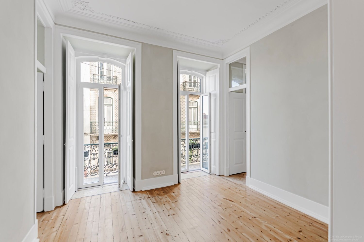 3 bedrooms Apartment in Lisbon, Portugal No. 128172