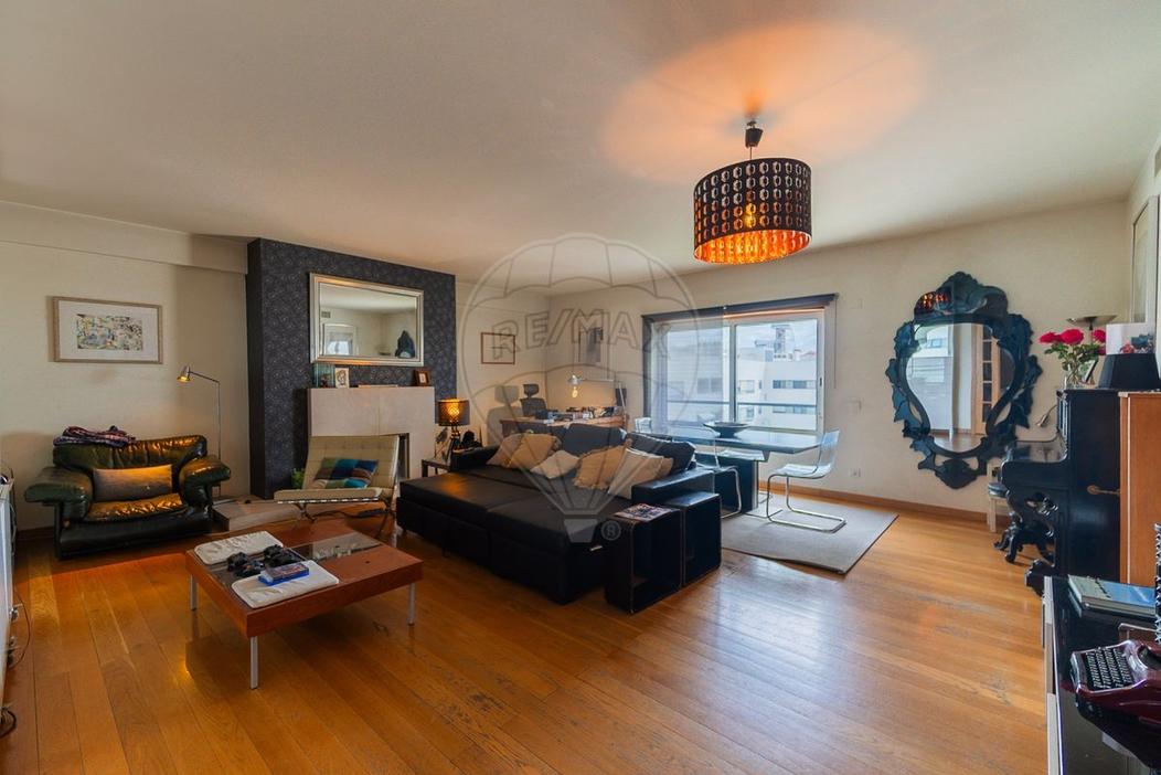 3 bedrooms Apartment in Lisbon, Portugal No. 281348