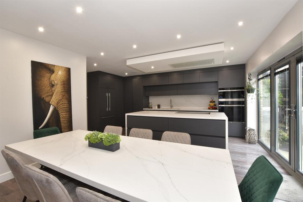 4 bedrooms House in Harlow, United Kingdom No. 3964