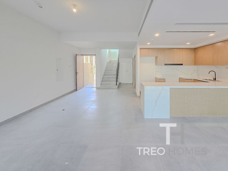 Moradia em banda T3 em Dubai, UAE N.º 95281