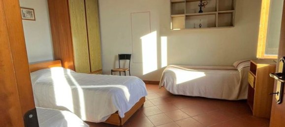 6 rooms Apartment in Lucca, Italy No. 10904 4