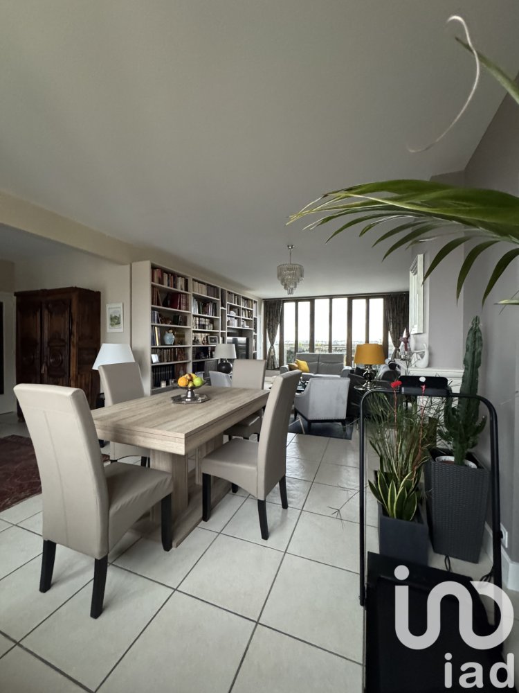 3-salle Appartement à Bourges, France No. 47536