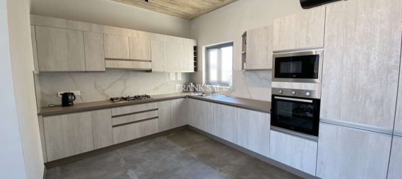 2 bedrooms Penthouse in Fgura, Malta No. 8174 3