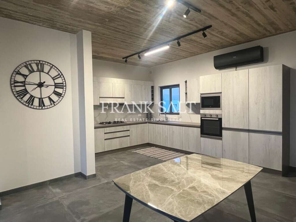 2 bedrooms Penthouse in Fgura, Malta No. 8174