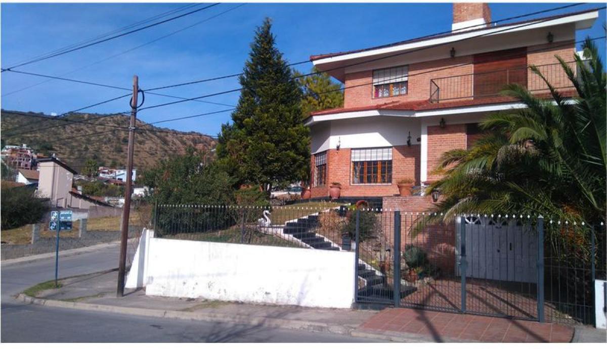 Casa de 4 dormitorios en Córdoba, Argentina No. 19517