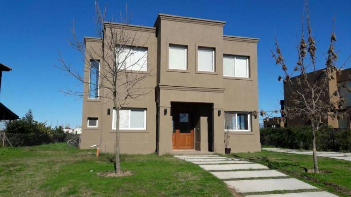 Casa de 3 dormitorios en Tigre, Argentina No. 12897