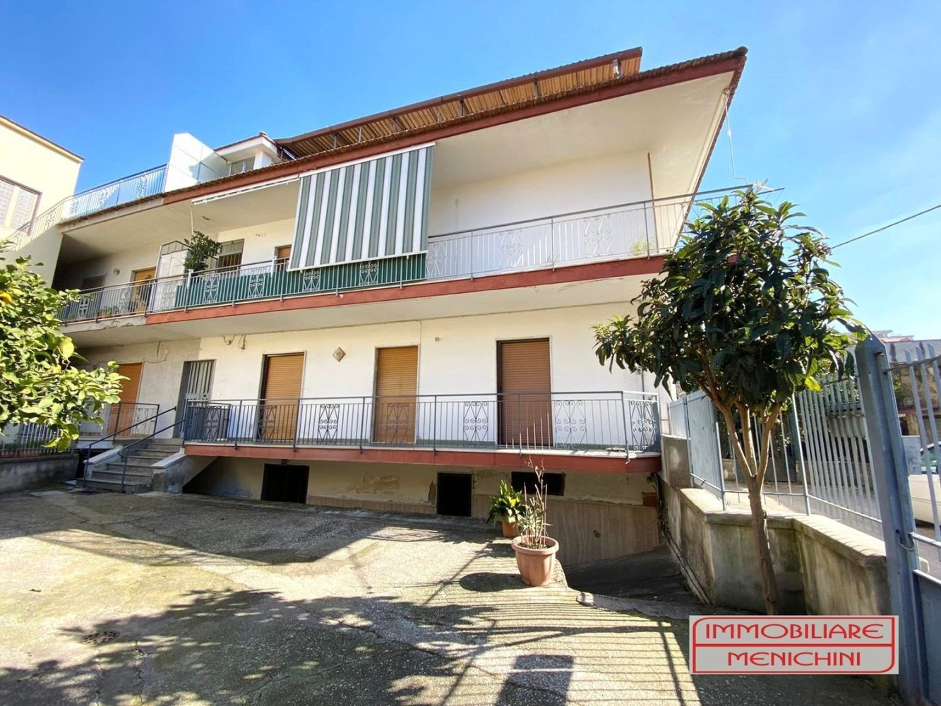 Casa de 5 habitaciónes en Brusciano, Italy No. 94467