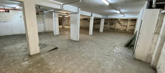 527m² Commercial property in Naples, Italy No. 349401 3