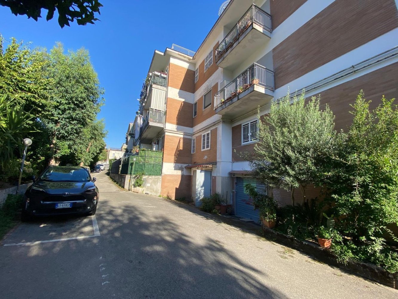 527m² Commercial property in Naples, Italy No. 349401