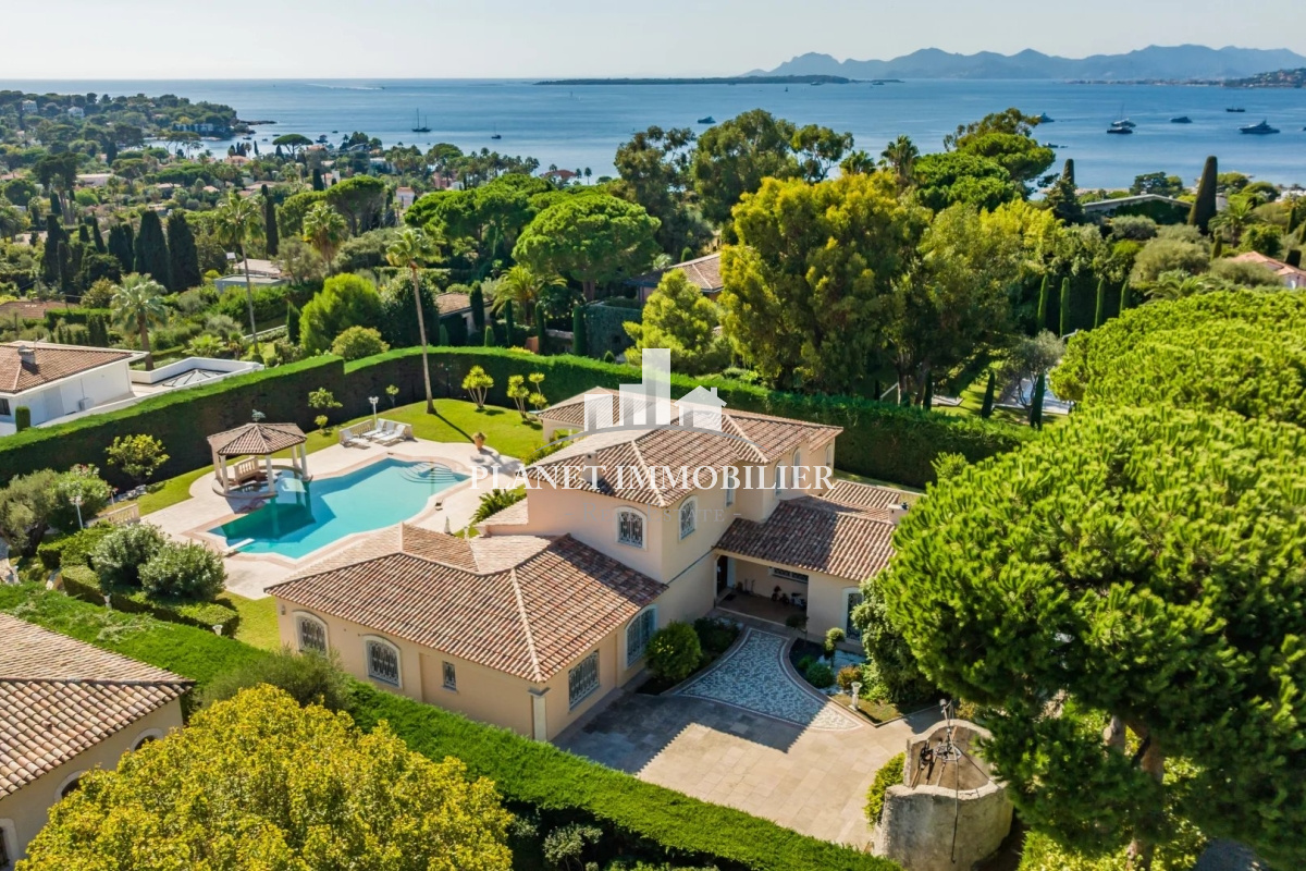 5 bedrooms Villa in Antibes, France No. 191975