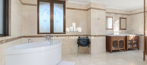 5 bedrooms Villa in Antibes, France No. 191975 4