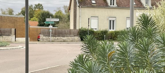 Studio in La Chapelle-Saint-Luc, France No. 234354 2