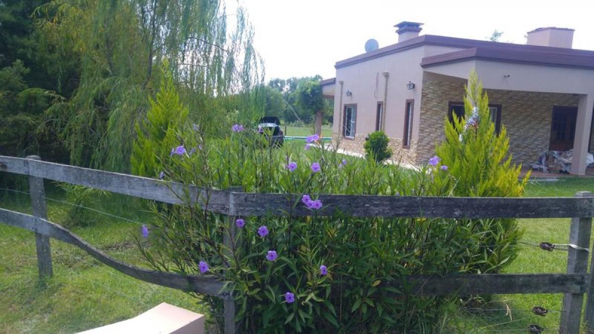 Casa de 3 dormitorios en Buenos Aires, Argentina No. 90826