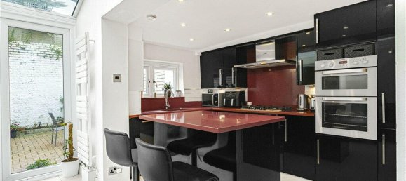 4 bedrooms House in London, United Kingdom No. 8704 2