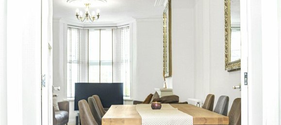 4 bedrooms House in London, United Kingdom No. 8704 39