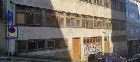 2014m² Building in Porto, Portugal No. 122730 3