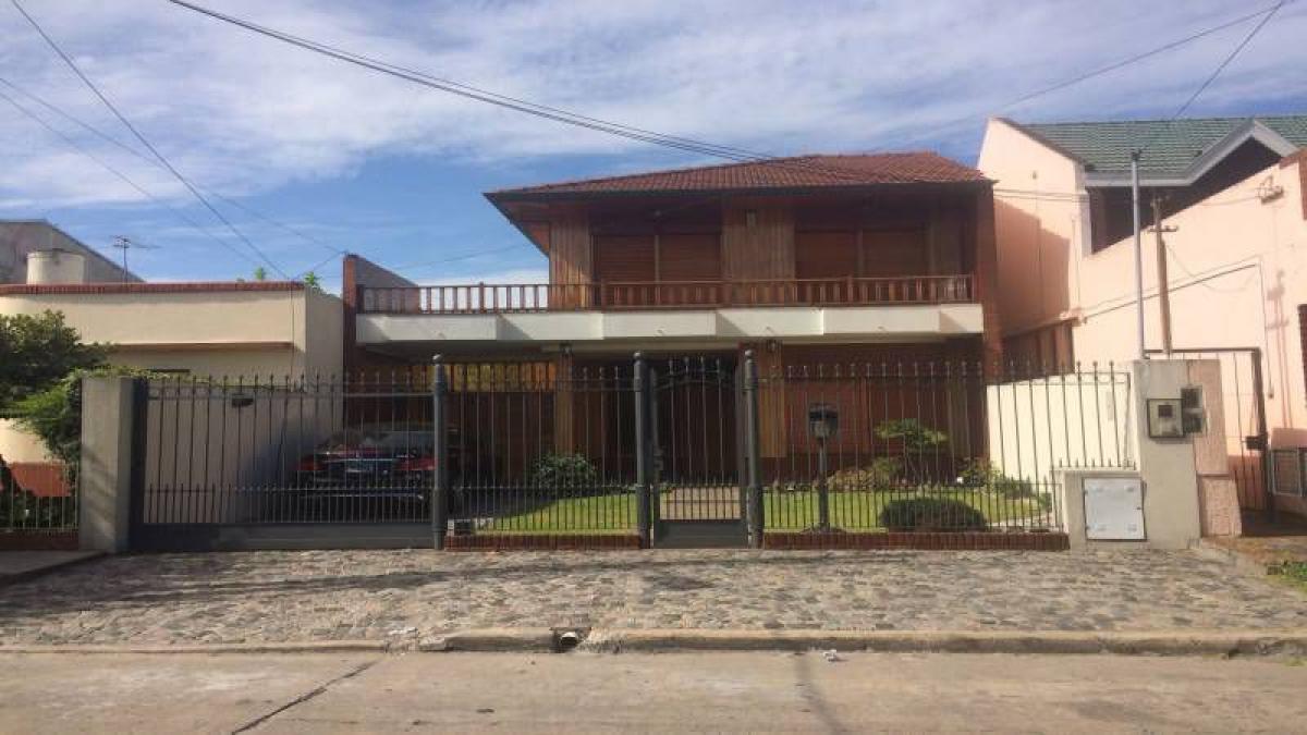 Casa de 4 dormitorios en Quilmes, Argentina No. 51949