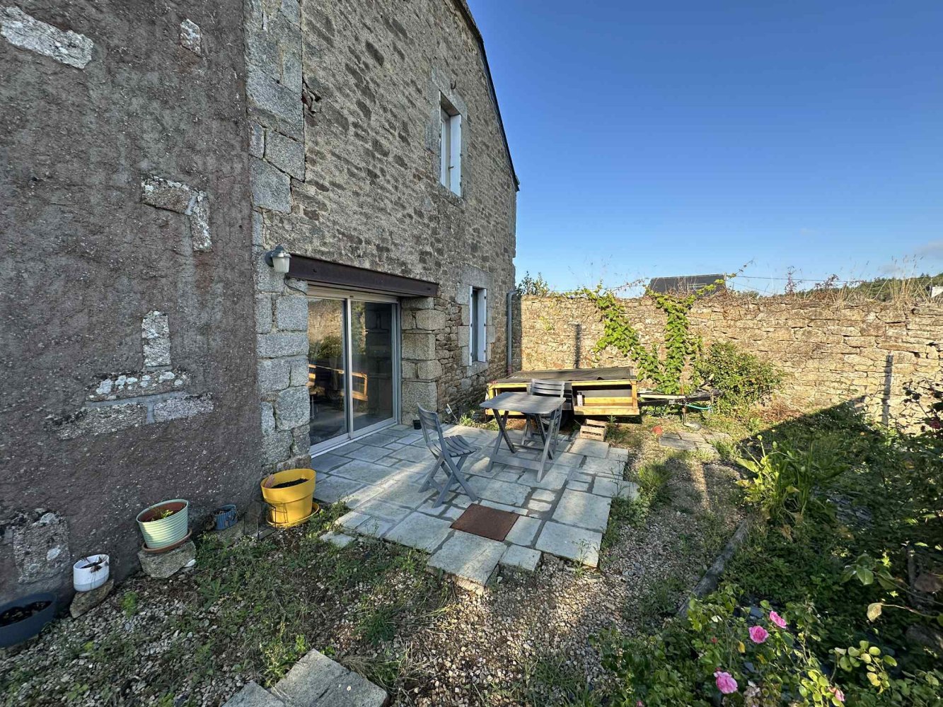 146m² Building in Baud, France No. 307163