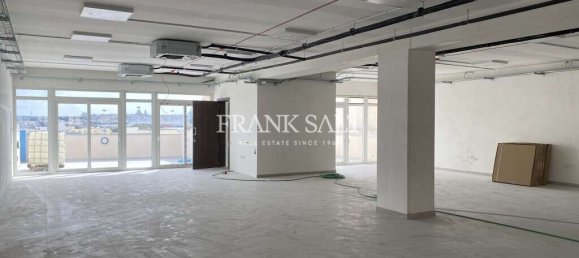  مبنى تجاري في Qormi, Malta رقم 13176 2