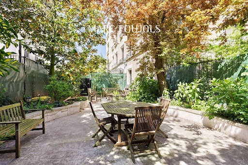 4 bedrooms Apartment in Paris, France No. 182680