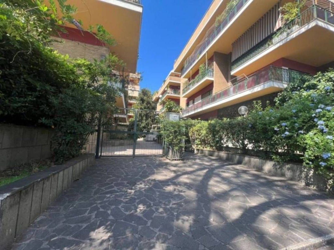 3 rooms Apartment in Rome, Italy No. 32387