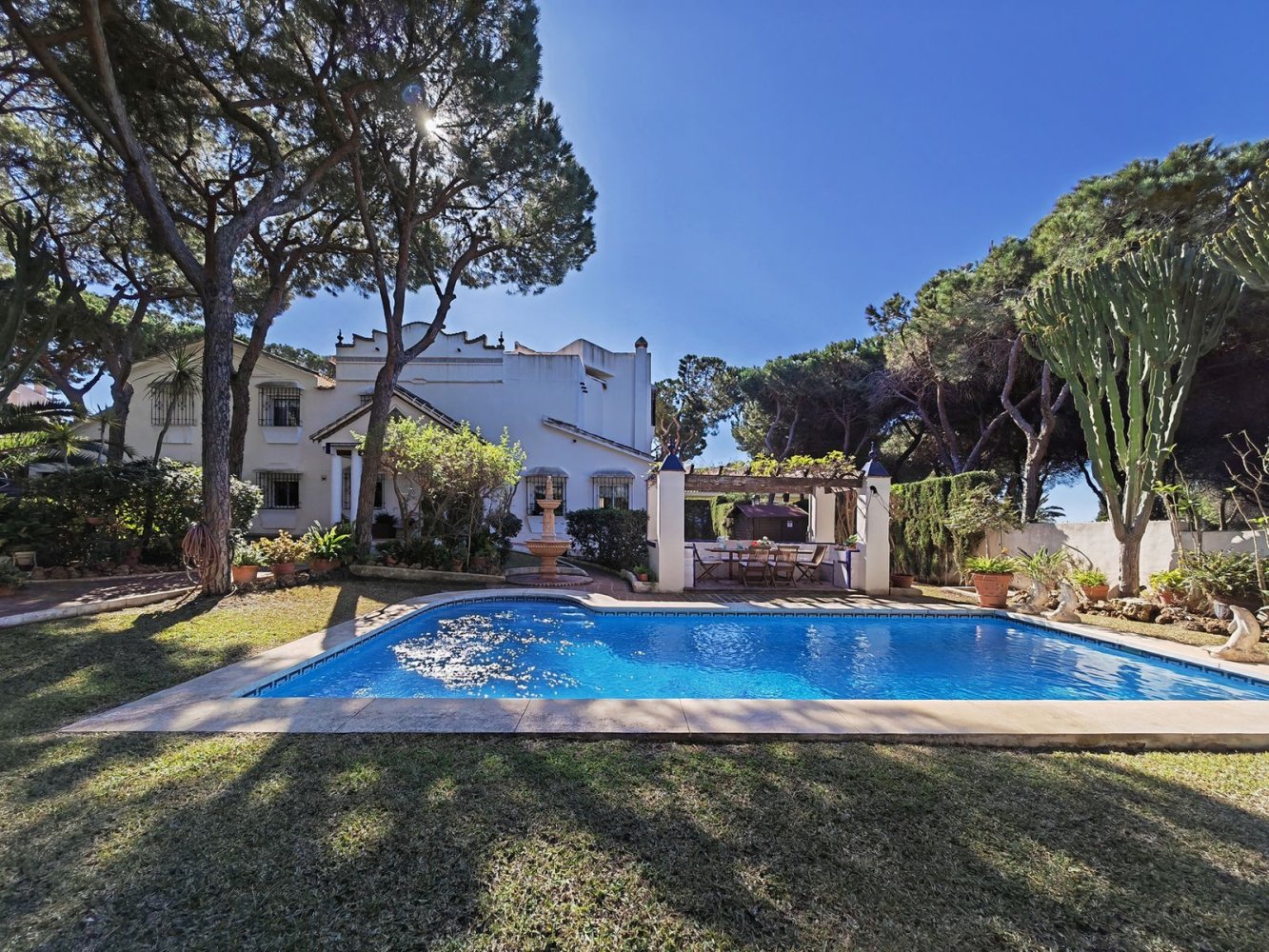 4 bedrooms Villa in Marbella, Spain No. 136404