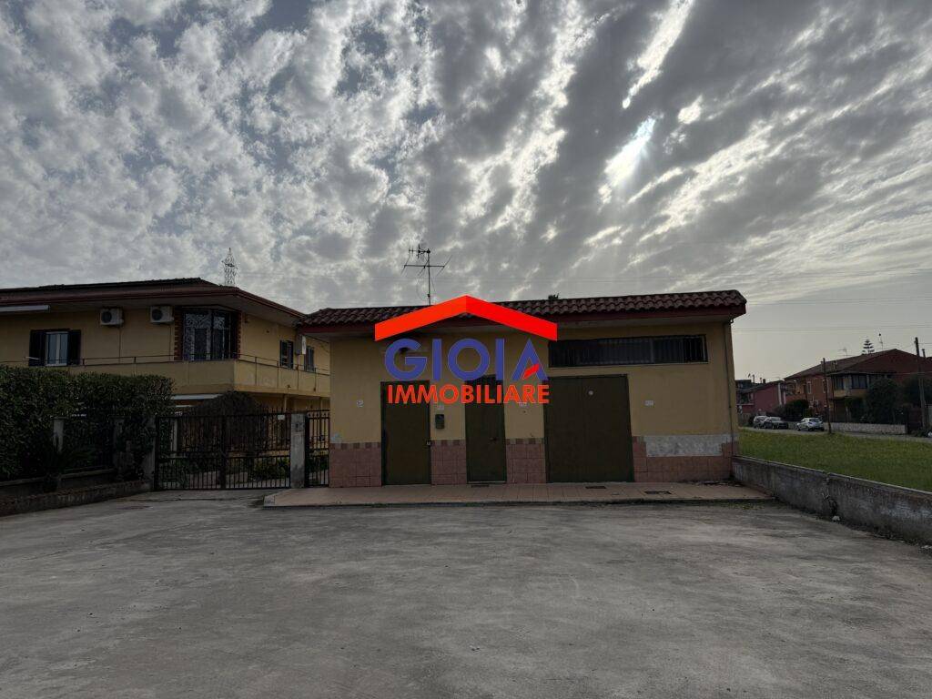 2-salle Propriété commerciale à Cancello ed Arnone, Italy No. 211732