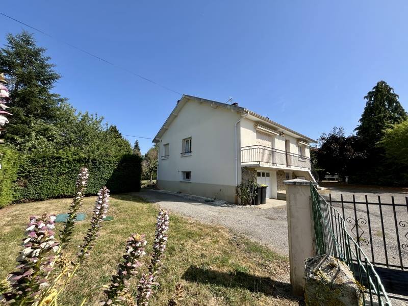 3 bedrooms House in Chassenon, France No. 335195