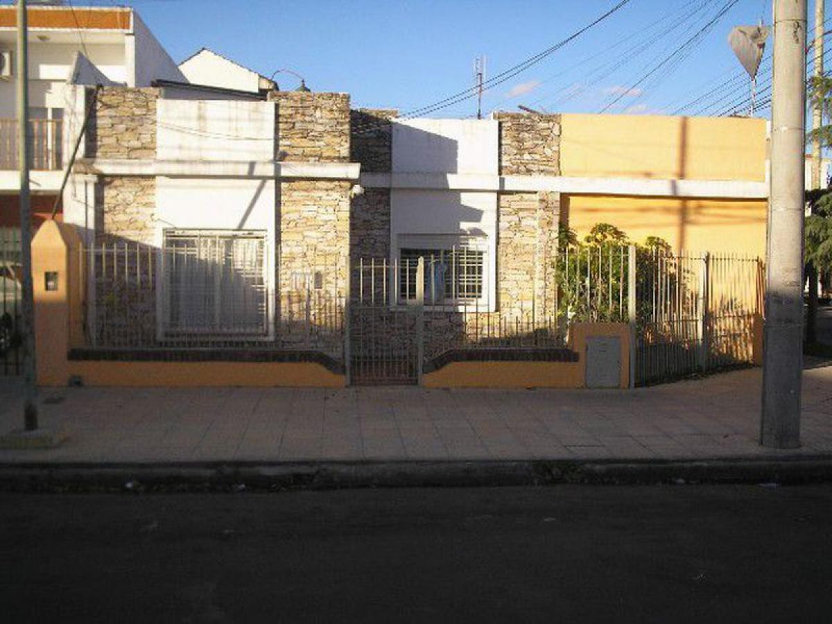 3 bedrooms House in Moron, Argentina No. 5360