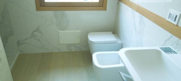 2 Schlafzimmer Penthouse in Reggio Emilia, Italy, Nr. 157296 3