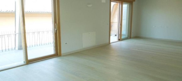 2 Schlafzimmer Penthouse in Reggio Emilia, Italy, Nr. 157296 7
