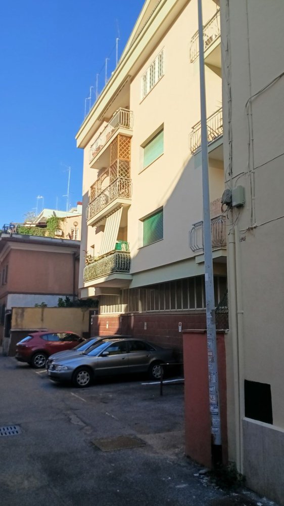 21m² Garage in Rome, Italy No. 284949