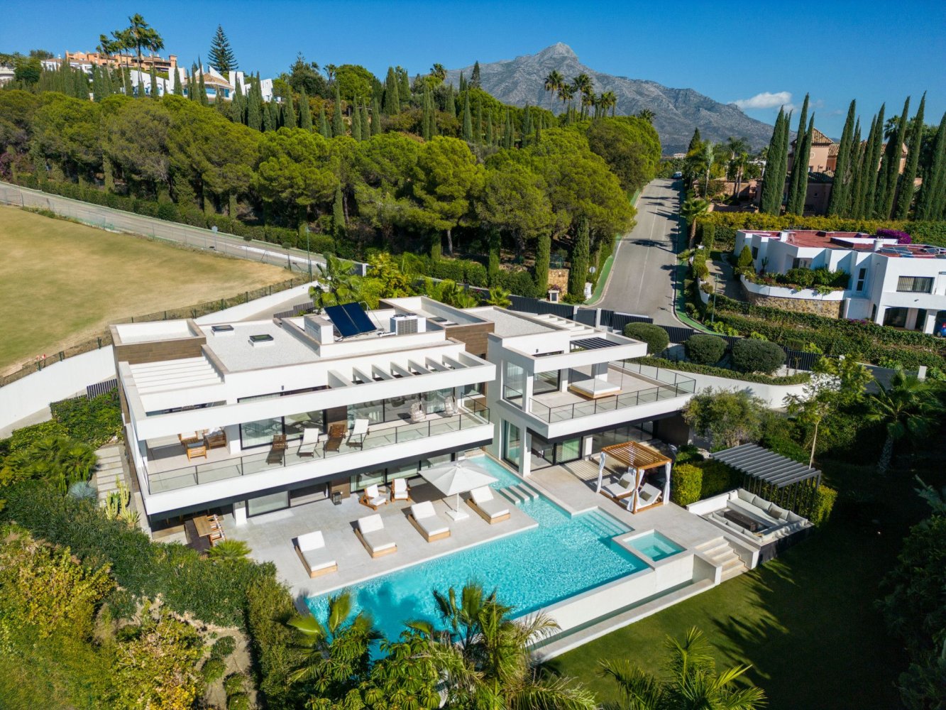 6 bedrooms Villa in Marbella, Spain No. 96588