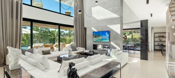 6 bedrooms Villa in Marbella, Spain No. 96588 3