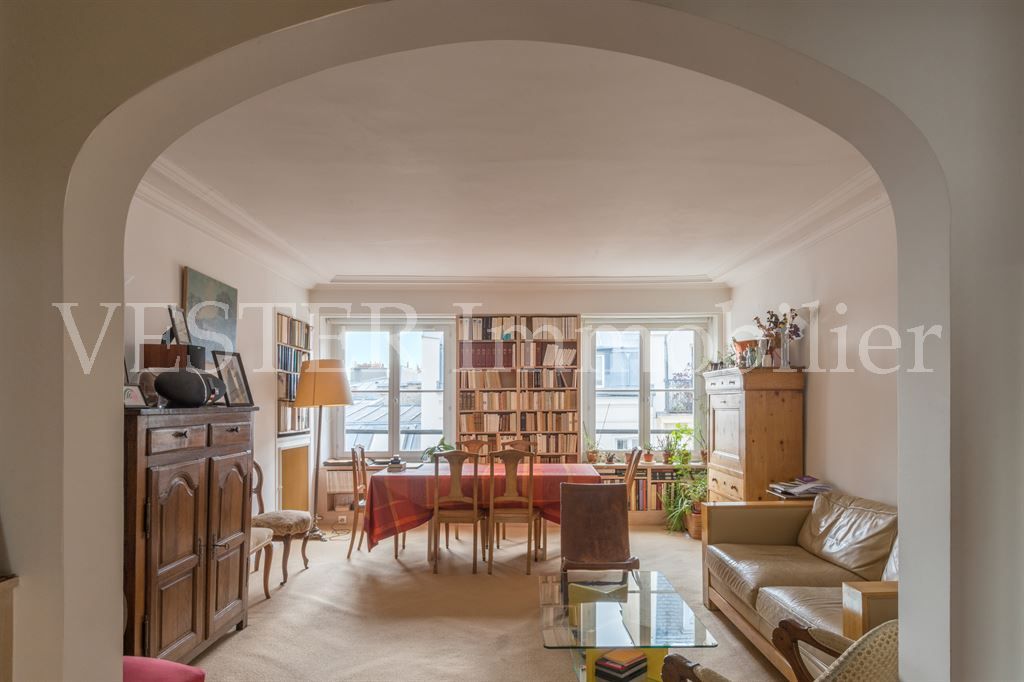 3 bedrooms Apartment in Paris, France No. 182565