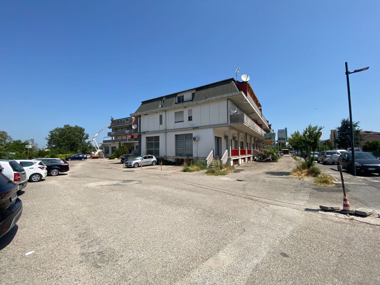 216m² Commercial property in San Giovanni Teatino, Italy No. 278448