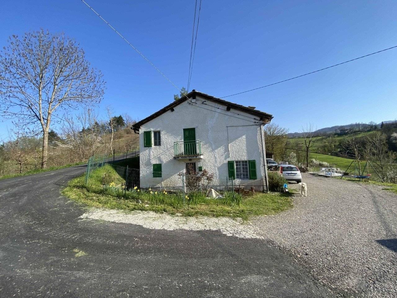 5 rooms House in Vetto, Italy No. 109428