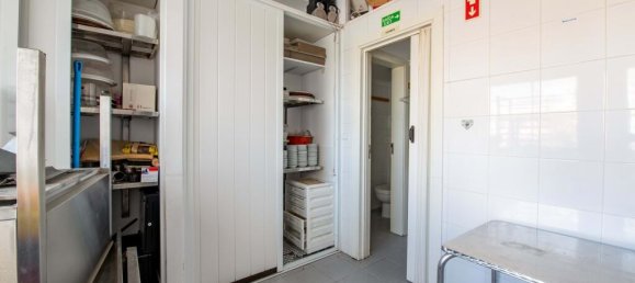 128m² Commercial property in Lagos, Portugal No. 303030 16