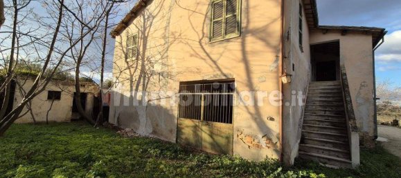 4 bedrooms House in Nocciano, Italy No. 39729 17