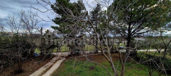 4 bedrooms House in Nocciano, Italy No. 39729 32