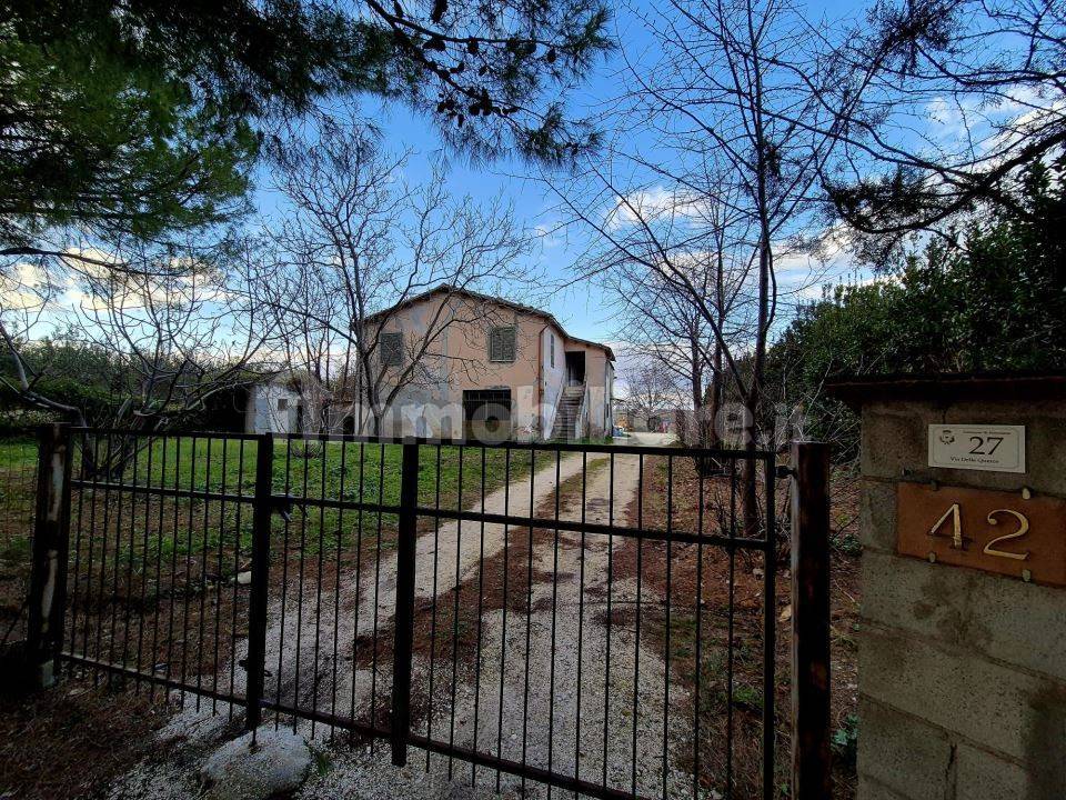 4 bedrooms House in Nocciano, Italy No. 39729