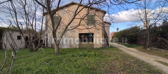 4 bedrooms House in Nocciano, Italy No. 39729 18