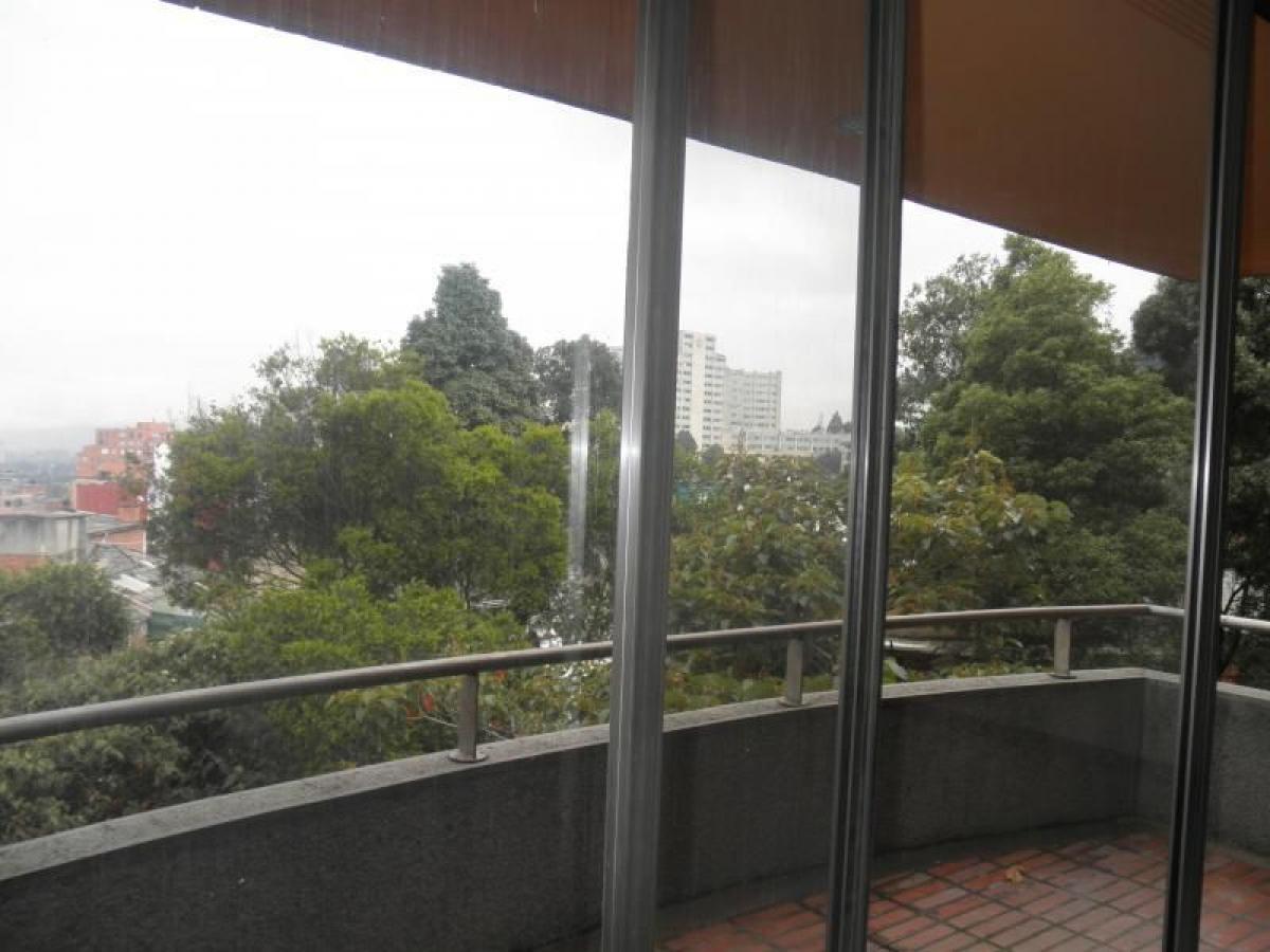 Casa de 4 dormitorios en Bogotá, Colombia No. 11268