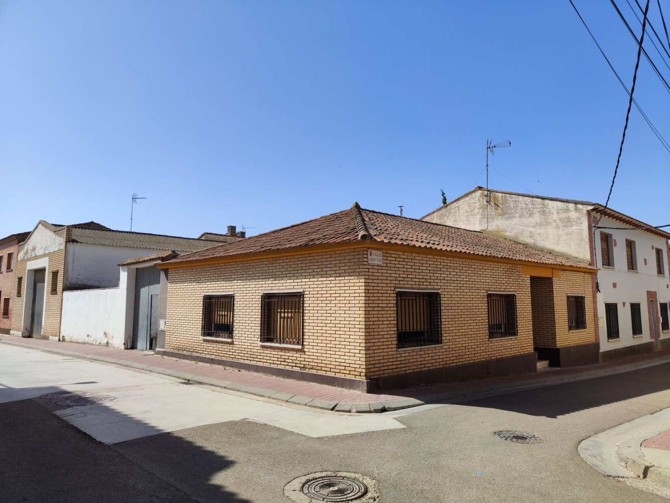 5 bedrooms Townhouse in Alfajarin, Spain No. 154906