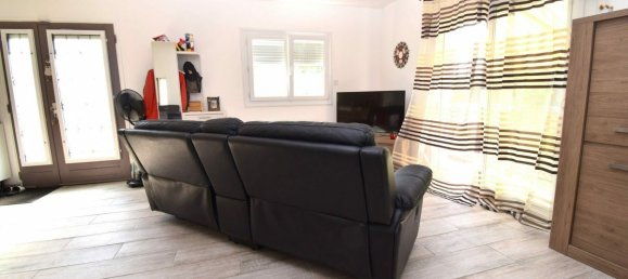 Casa de 3 dormitorios en Saint-Lubin-des-Joncherets, France No. 161342 4